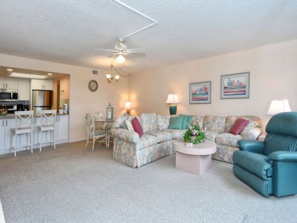 Canal-Front Vacation Condo with Pool and Tennis Court