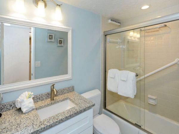 Canal-Front Vacation Condo with Pool and Tennis Court