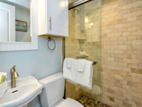Canal-Front Vacation Condo with Pool and Tennis Court