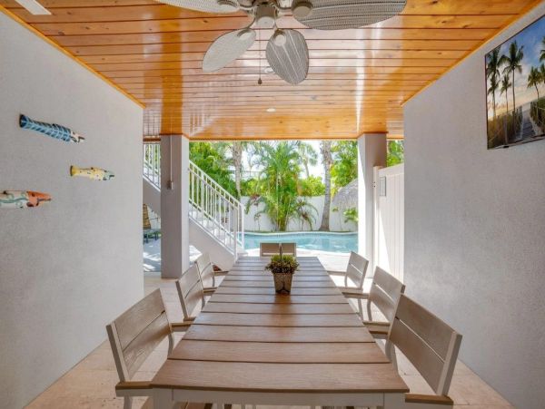 Luxury Anna Maria Rental Market 10th House from the Beach!
