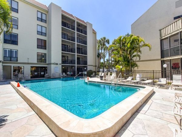 Siesta Key Condo Short Walk to Beach!