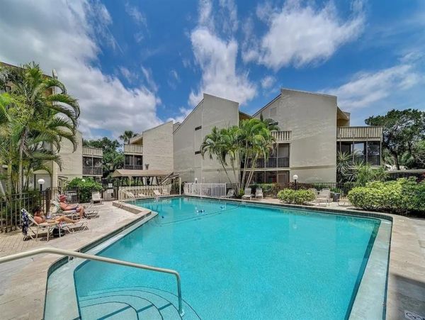 Siesta Key Condo Short Walk to Beach!