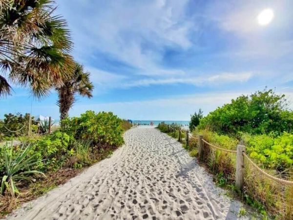 Siesta Key Condo Short Walk to Beach!