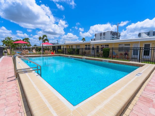Ground floor unis, garden view Beachside of Road