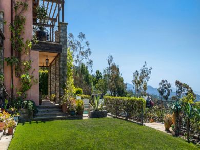 Classy, Comfort Movie Star Home