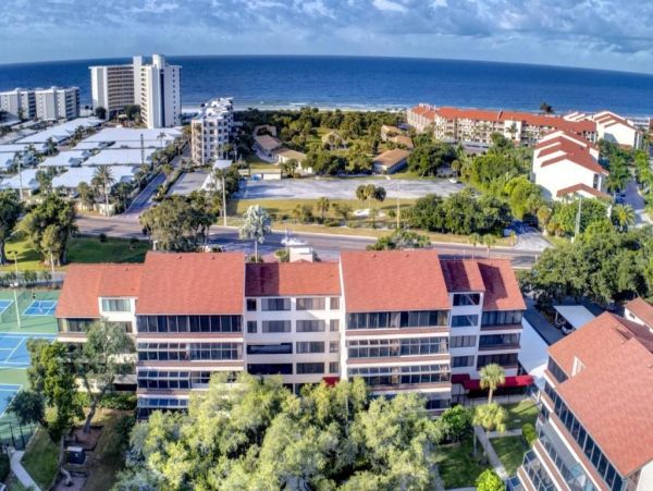 Short Walk to the Beach From This 2 Bedroom Siesta Key Condo