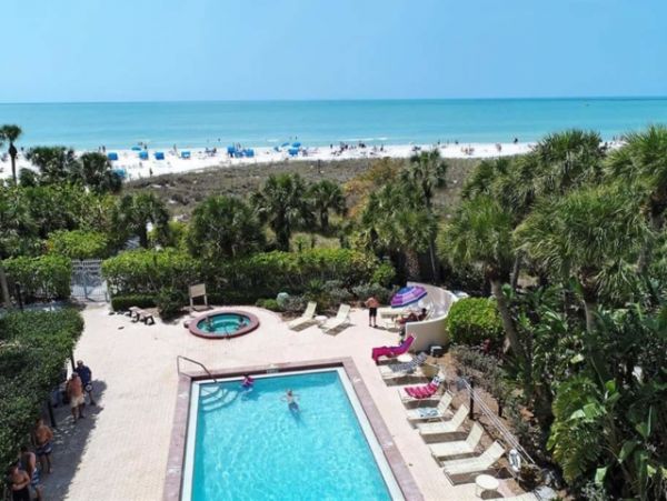 Short Walk to the Beach From This 2 Bedroom Siesta Key Condo