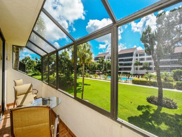 Short Walk to the Beach From This 2 Bedroom Siesta Key Condo