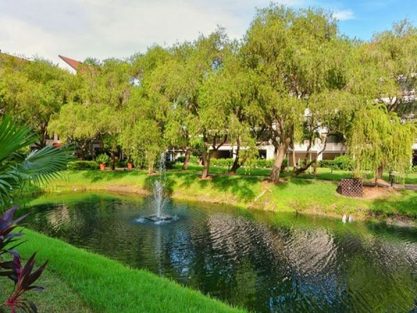 Short Walk to the Beach From This 2 Bedroom Siesta Key Condo