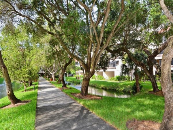 Short Walk to the Beach From This 2 Bedroom Siesta Key Condo