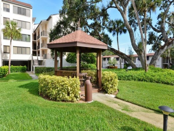 Short Walk to the Beach From This 2 Bedroom Siesta Key Condo