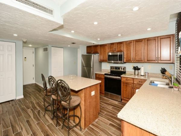 Short Walk to the Beach From This 2 Bedroom Siesta Key Condo