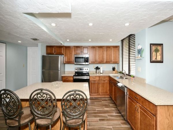 Short Walk to the Beach From This 2 Bedroom Siesta Key Condo