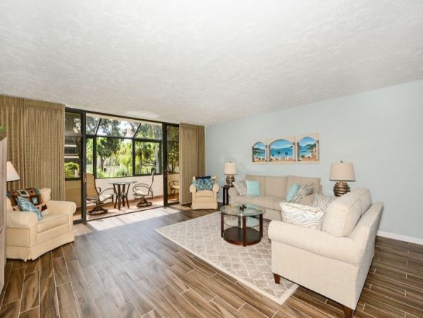 Short Walk to the Beach From This 2 Bedroom Siesta Key Condo