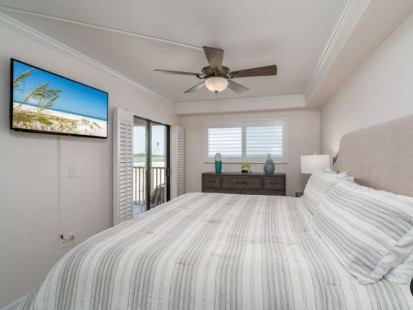 Ideal Beachfront Condo in Fort Myers Full Gulf Views