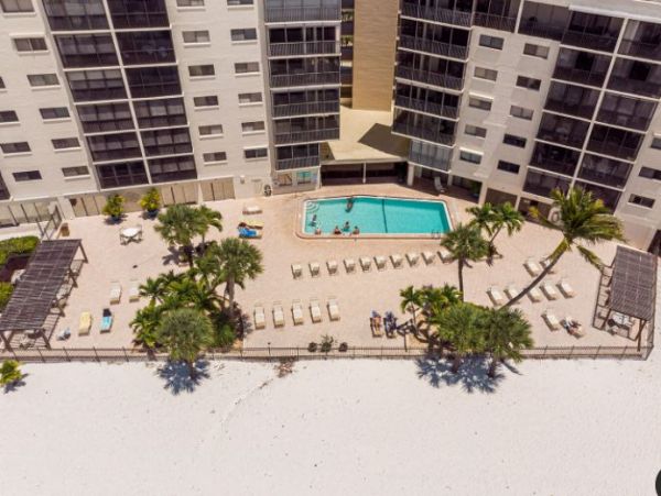 Ideal Beachfront Condo in Fort Myers Full Gulf Views