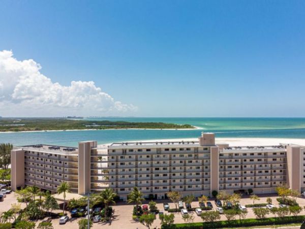 Ideal Beachfront Condo in Fort Myers Full Gulf Views