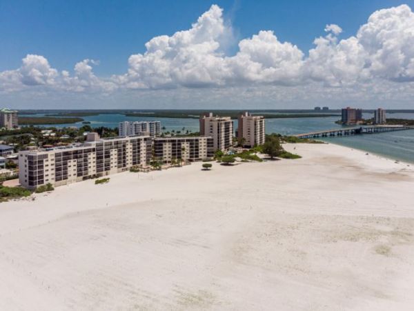 Ideal Beachfront Condo in Fort Myers Full Gulf Views
