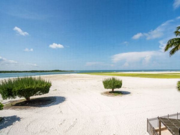 Ideal Beachfront Condo in Fort Myers Full Gulf Views