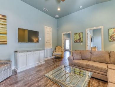 Very Nice 6 Bedroom Home with Private Pool Sleeps 14 Guests