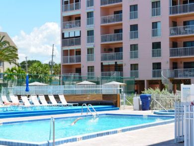 On Beach 3 Bedroom Vacation Condo Sleeps 7 in Indian Rocks