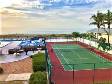 On Beach 3 Bedroom Vacation Condo Sleeps 7 in Indian Rocks