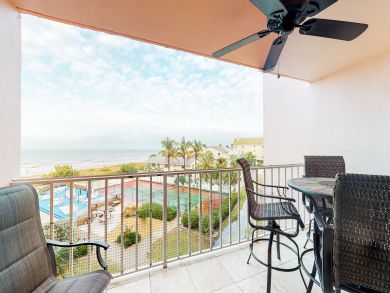 On Beach 3 Bedroom Vacation Condo Sleeps 7 in Indian Rocks