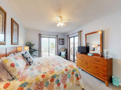 On Beach 3 Bedroom Vacation Condo Sleeps 7 in Indian Rocks