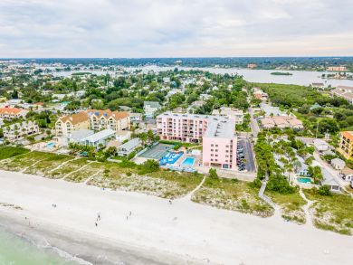 On Beach 3 Bedroom Vacation Condo Sleeps 7 in Indian Rocks