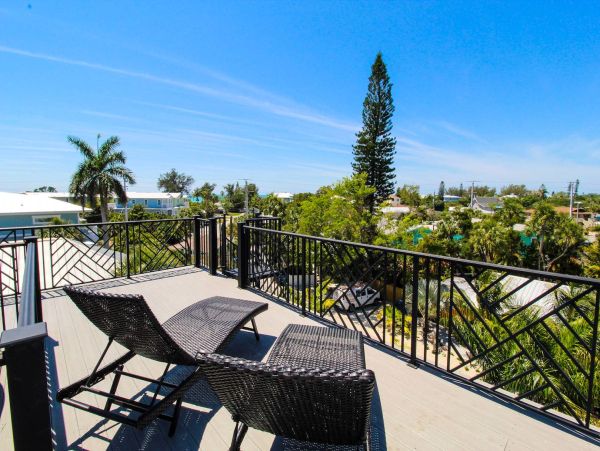 Luxurious Island Retreat with Private Pool, Game Room and Rooftop Deck in Holmes Beach