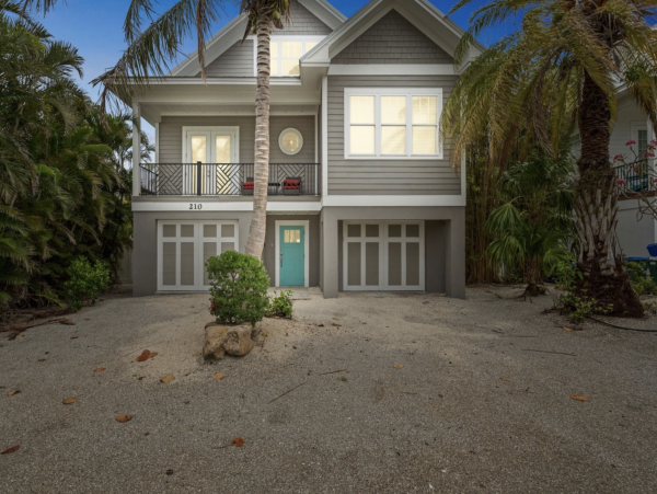 Luxurious Island Retreat with Private Pool, Game Room and Rooftop Deck in Holmes Beach