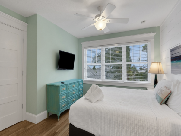 Luxurious Island Retreat with Private Pool, Game Room and Rooftop Deck in Holmes Beach