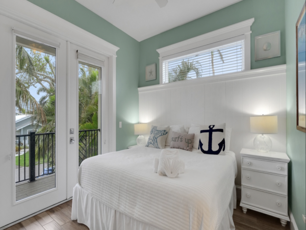 Luxurious Island Retreat with Private Pool, Game Room and Rooftop Deck in Holmes Beach