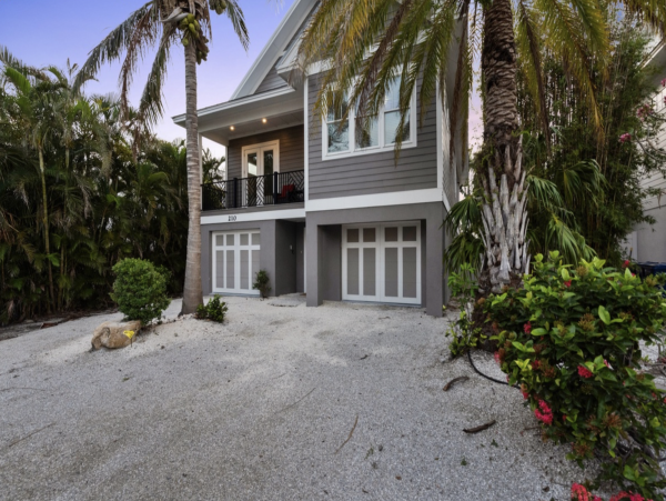 Luxurious Island Retreat with Private Pool, Game Room and Rooftop Deck in Holmes Beach