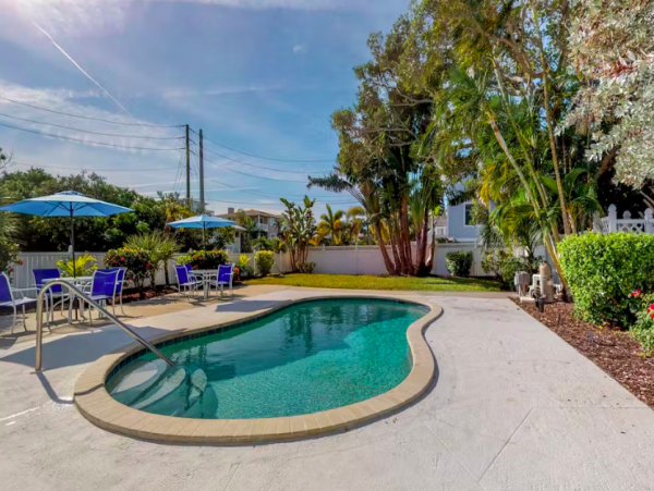 Bayside Condo with heated Pool- Across the street from the Beach