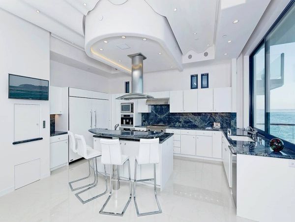 Magnificent Malibu Luxury Home on The Pacific Sleeps 8