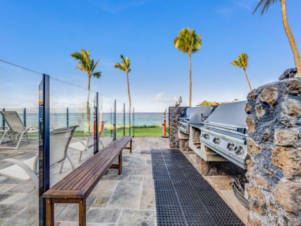 Great Value Kihei Vacation Condo On Beach Sleeps Four