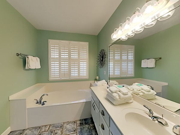 Vacation Rental Condo with Pool & Tennis Court 20 Guests