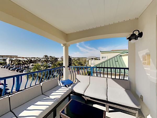 Vacation Rental Condo with Pool & Tennis Court 20 Guests