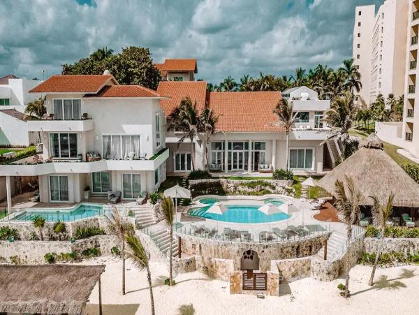 Beachfront Cancun Vacation Home with 10 Bedrooms