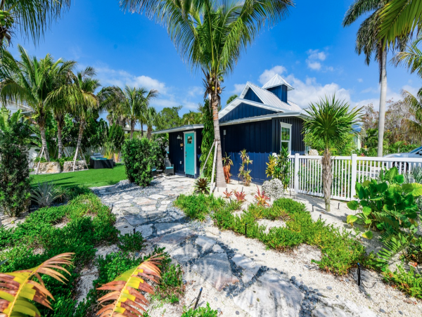 Charming Vacation Studio on Holmes Beach. Call Today.