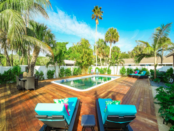Charming Vacation Studio on Holmes Beach. Call Today.