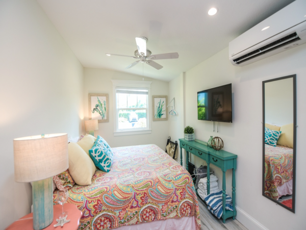 Charming Vacation Studio on Holmes Beach. Call Today.
