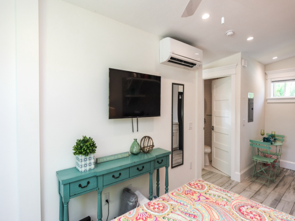 Charming Vacation Studio on Holmes Beach. Call Today.