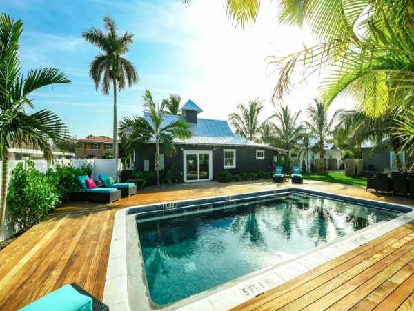 Charming Vacation Studio on Holmes Beach. Call Today.
