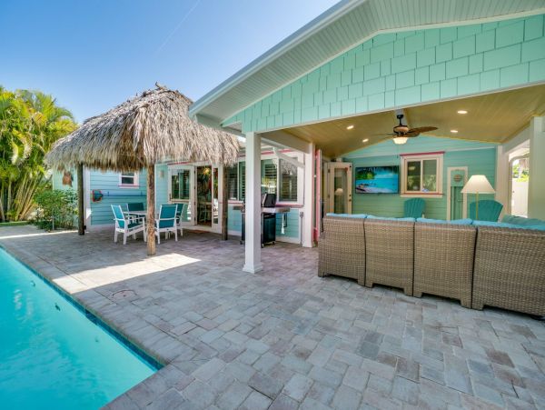 Holmes Beach Vacation Pool Rental Sleeps Six Guests