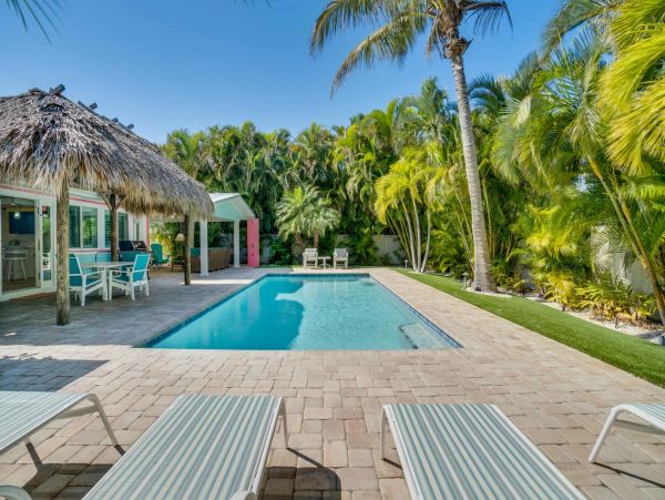 Holmes Beach Vacation Pool Rental Sleeps Six Guests