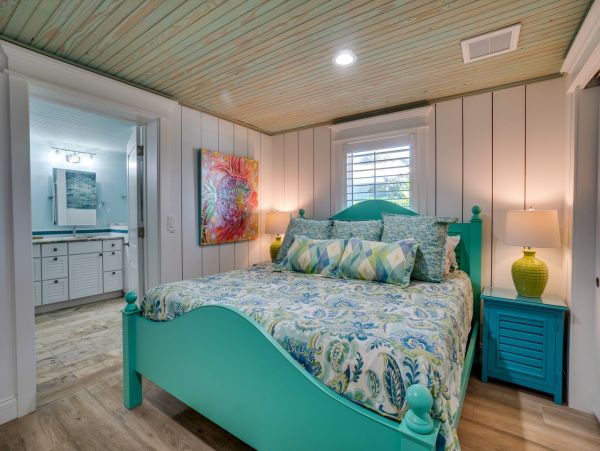 Holmes Beach Vacation Pool Rental Sleeps Six Guests