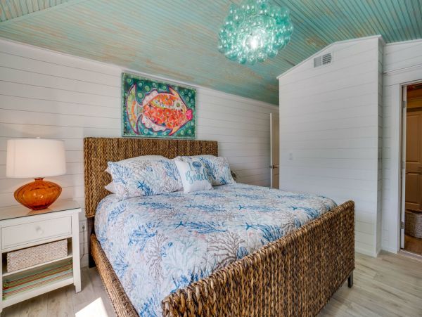 Holmes Beach Vacation Pool Rental Sleeps Six Guests