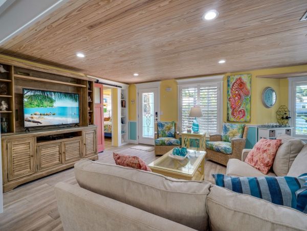 Holmes Beach Vacation Pool Rental Sleeps Six Guests
